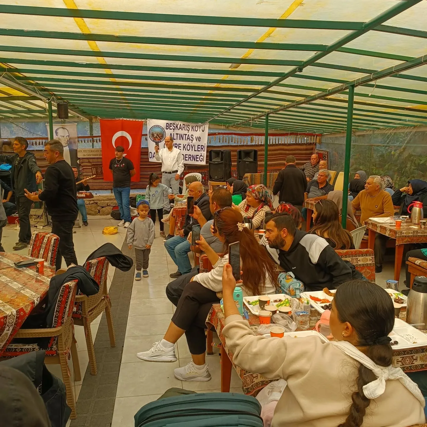 Kütahya Beş karış ve Altıntaş köyleri derneği kahvaltıda buluştu. Güzel havada sıcak muhab…