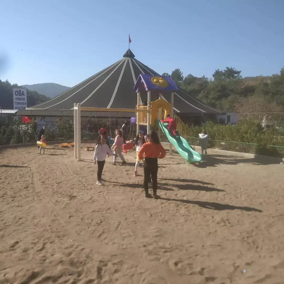 Bugün misafirlerimiz Nuri Oz ilköğretim okulu  3D sınıfı öğrencileri ve velileri