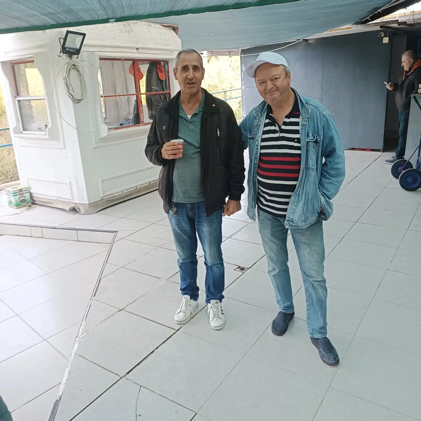 Bugün akrabalarımızla buluştuk.Yazdan kalma bir havada keyifli muhabbetler yapıldı . Hasre…