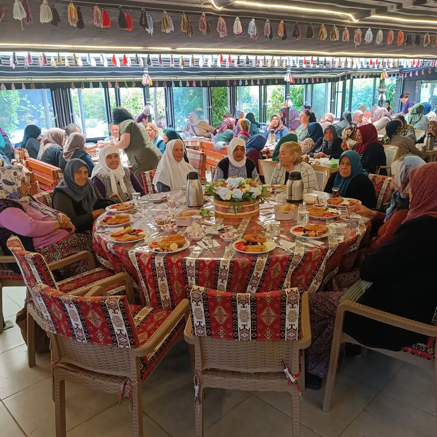 Bornova Belediyesinin düzenlediği organizasyon ile 65yaş üstü çınarlarımızı anneler günü e…