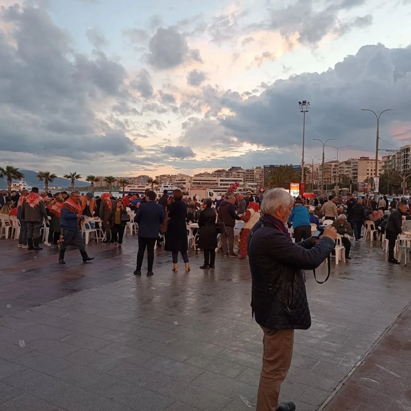 Ege Bölgesi İzmir Yörük Türkmen Federasyonu olarak Karşıyaka Anayasa Meydanindaki iftar ye…