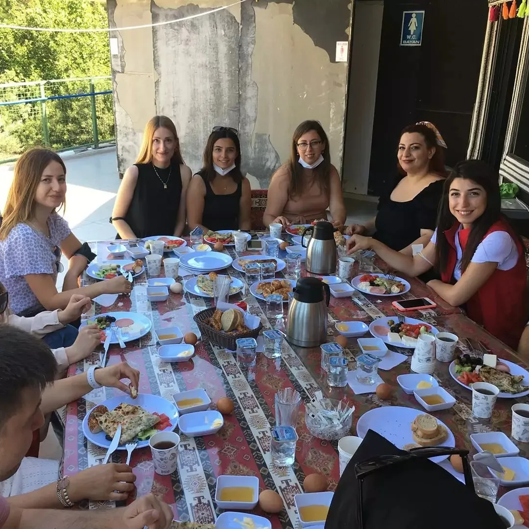 Bugün şehit ailelerimiz ile gazilerimizi misafir etmekten onur duyduk.. İzmir aile ve çalı…