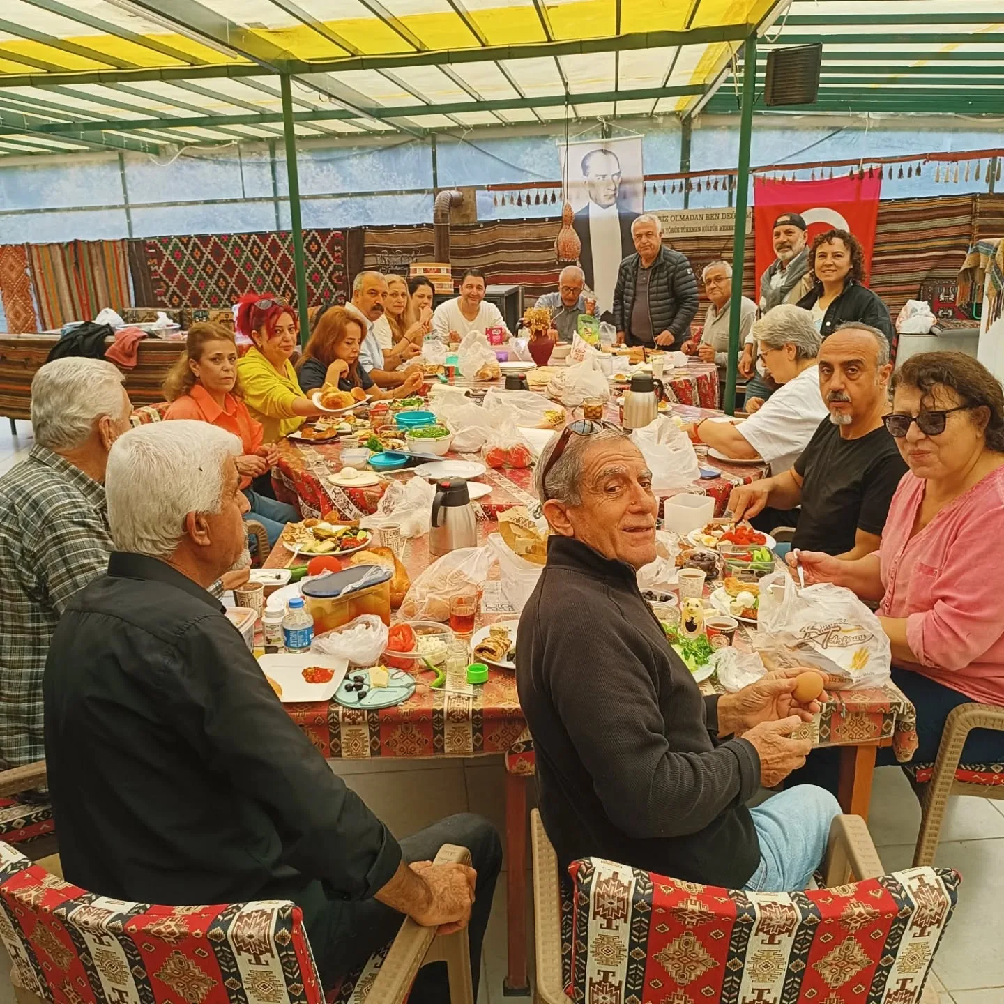 Bugün misafirlerimiz Ege aşık Veysel derneği. Kendilerine ziyaretlerinden ve sıcak muhabbe…