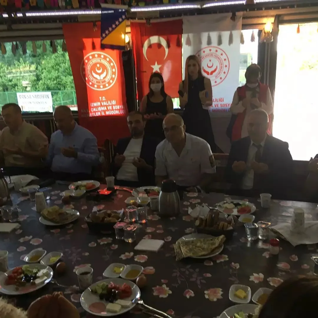 Bugün şehit ailelerimiz ile gazilerimizi misafir etmekten onur duyduk.. İzmir aile ve çalı…
