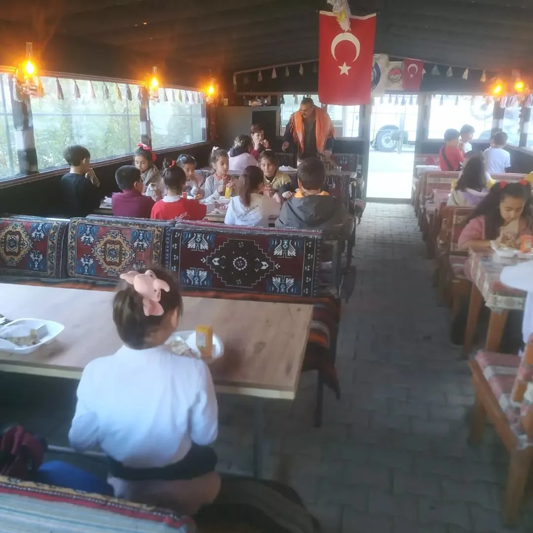 Bugün konuklarımız Zehra Hanım ilköğretim okulu 2A sınıfı..
