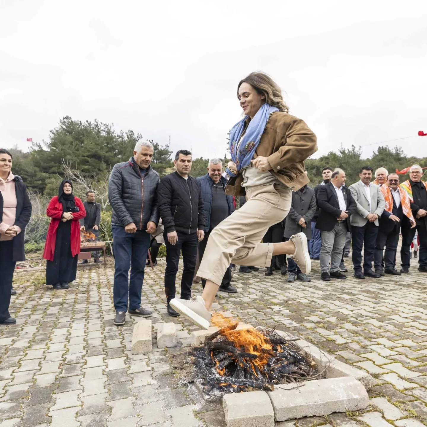 Nevruz etkinliğimizde demir dövdük ateşten atladık eğlendik. baharın gelişini Neşe içinde…