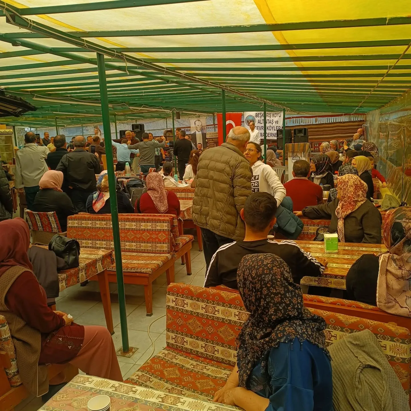 Kütahya Beş karış ve Altıntaş köyleri derneği kahvaltıda buluştu. Güzel havada sıcak muhab…