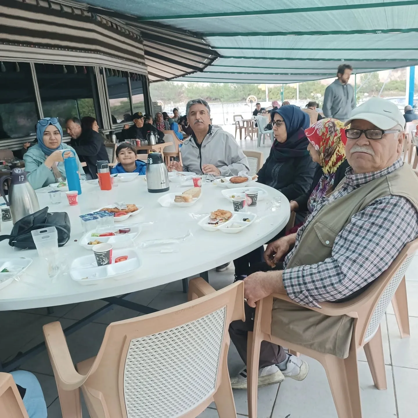 Bugün akrabalarımızla buluştuk.Yazdan kalma bir havada keyifli muhabbetler yapıldı . Hasre…