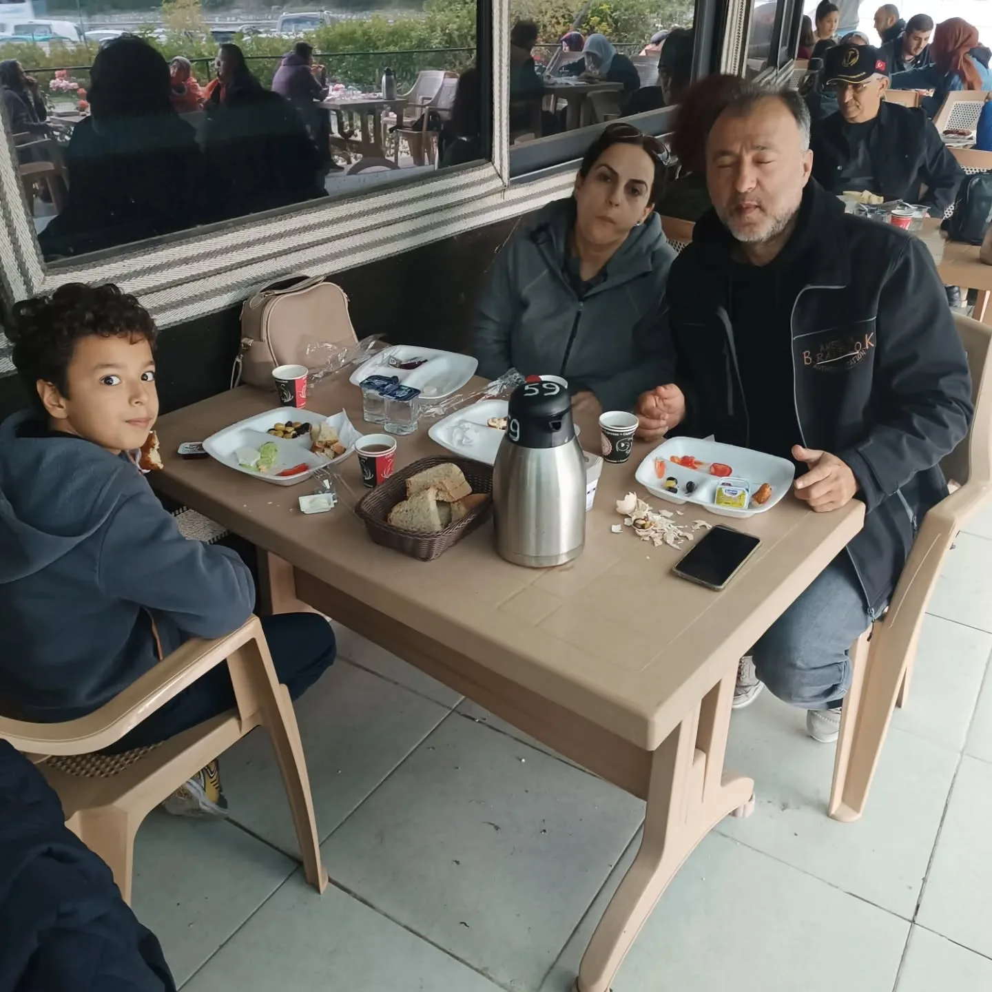 Bugün akrabalarımızla buluştuk.Yazdan kalma bir havada keyifli muhabbetler yapıldı . Hasre…