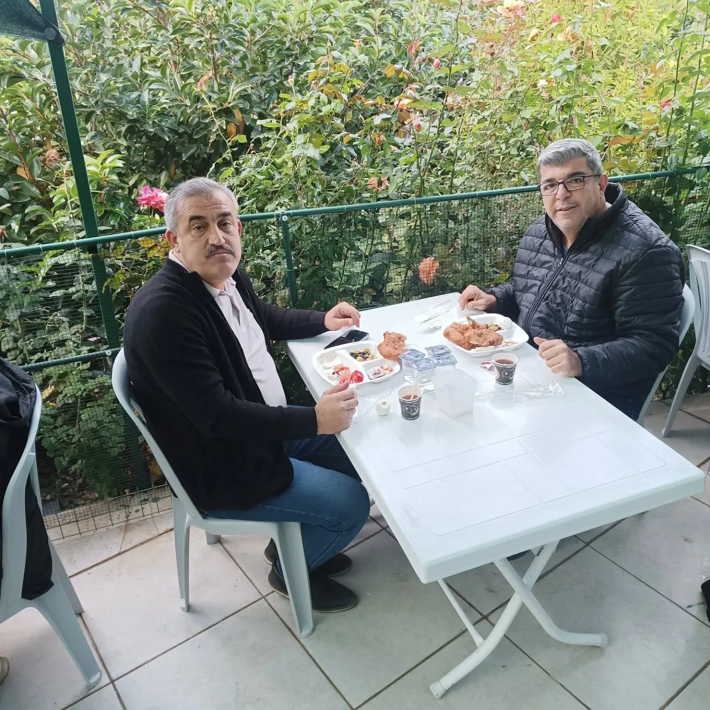 Bugün akrabalarımızla buluştuk.Yazdan kalma bir havada keyifli muhabbetler yapıldı . Hasre…