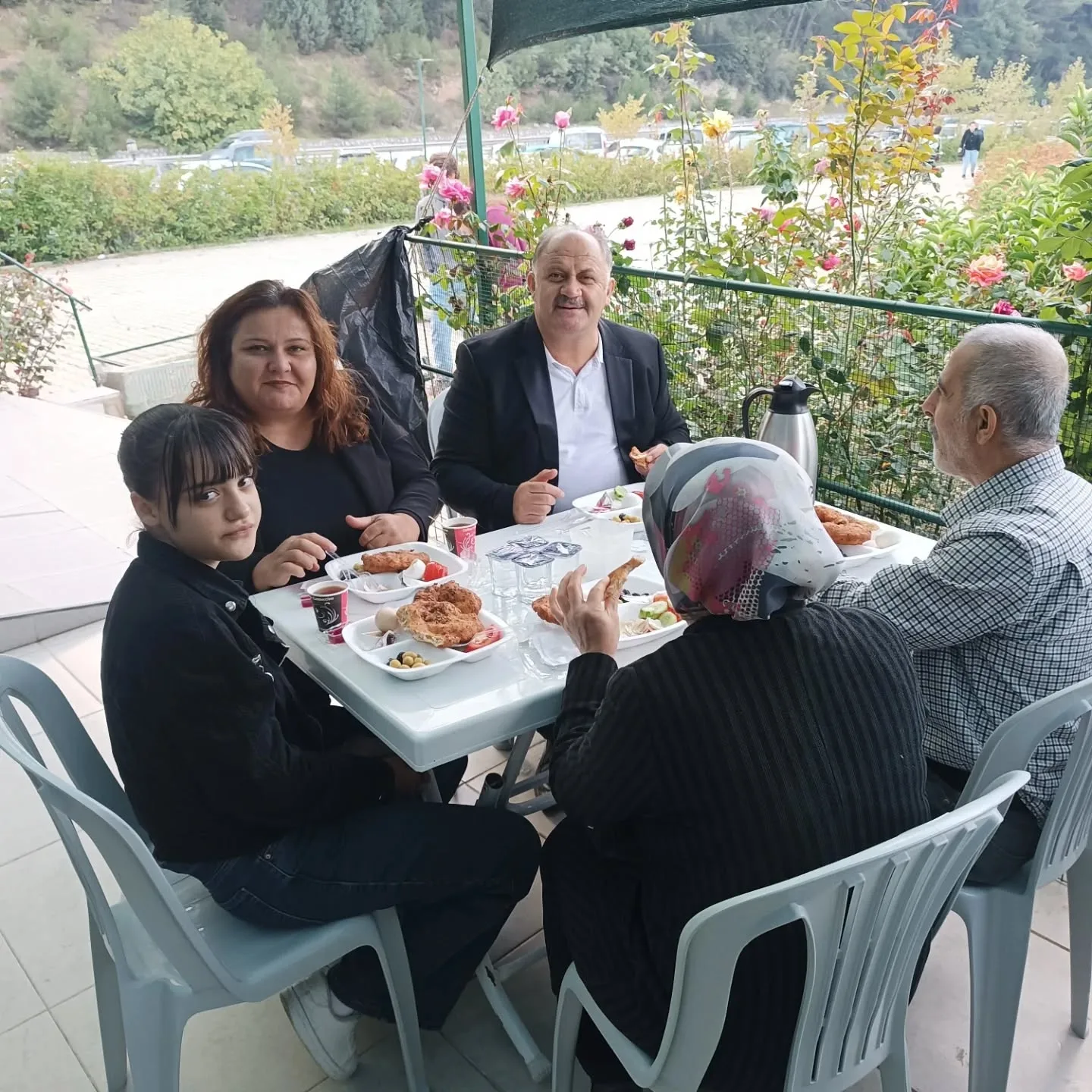 Bugün akrabalarımızla buluştuk.Yazdan kalma bir havada keyifli muhabbetler yapıldı . Hasre…