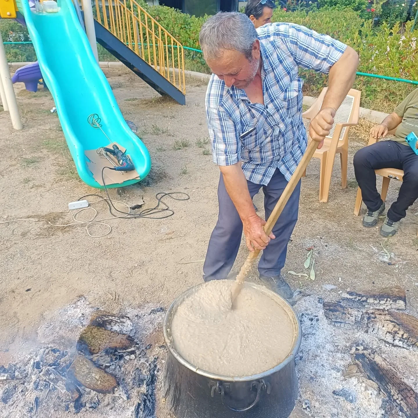 Bugün aydınlılar dergimizin kahvaltı etkinliğini yaptık.Keşkek dövdük. Emeği geçen herkese…