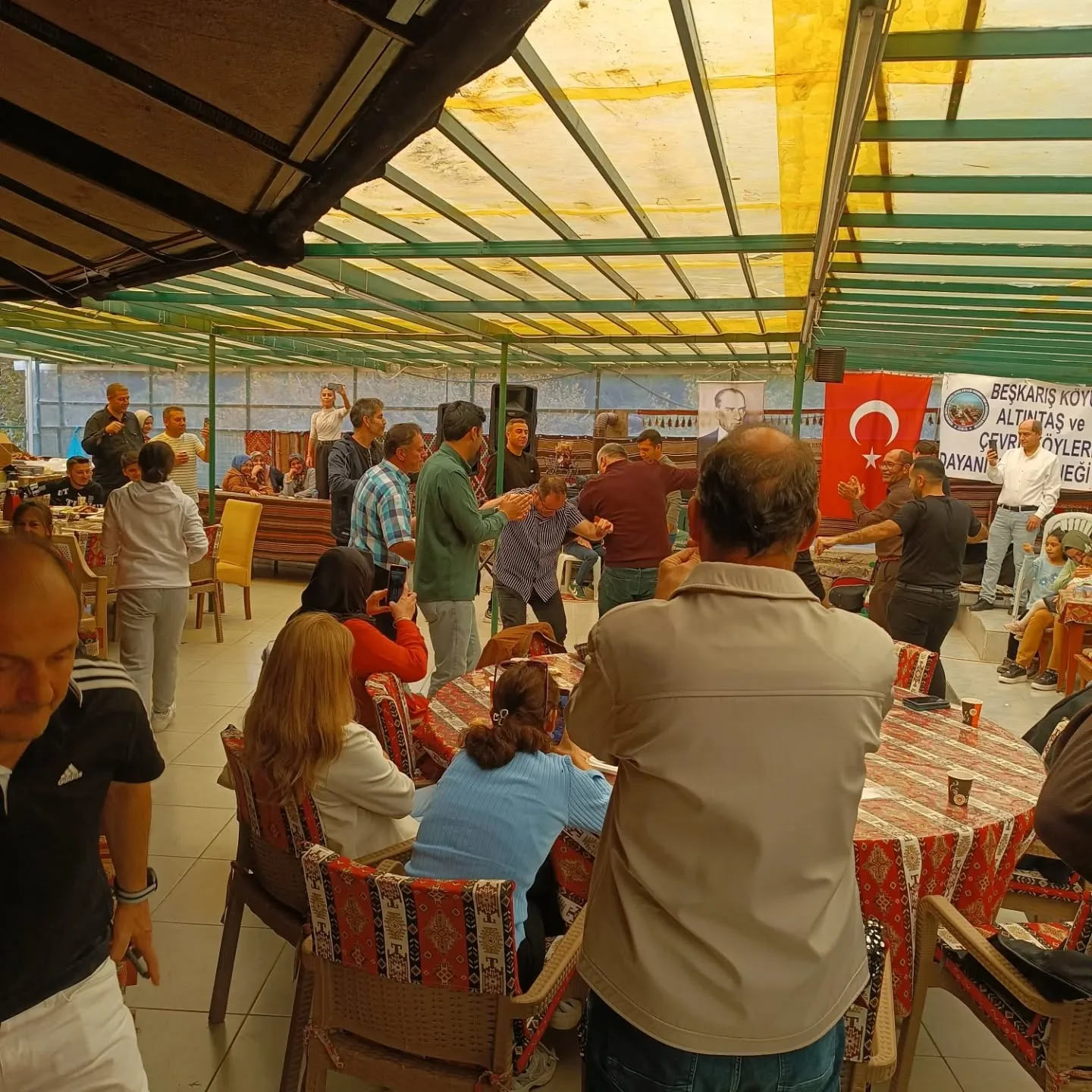 Kütahya Beş karış ve Altıntaş köyleri derneği kahvaltıda buluştu. Güzel havada sıcak muhab…