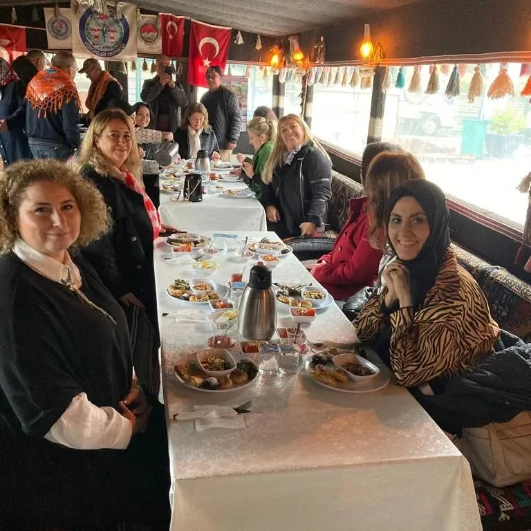 Bugün ziyaretçilerimiz komutanlarımızın eşleriydi . Kendilerine samimi ve nazik ziyaretler…