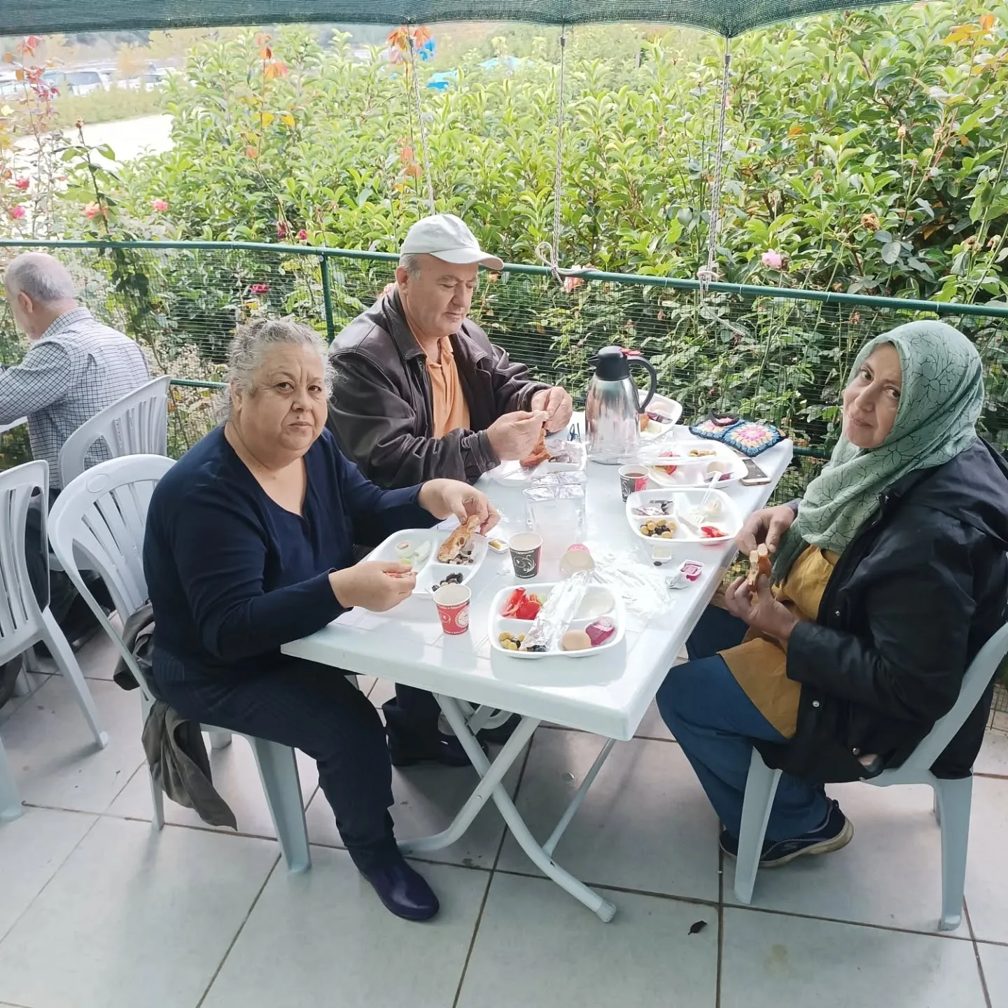 Bugün akrabalarımızla buluştuk.Yazdan kalma bir havada keyifli muhabbetler yapıldı . Hasre…