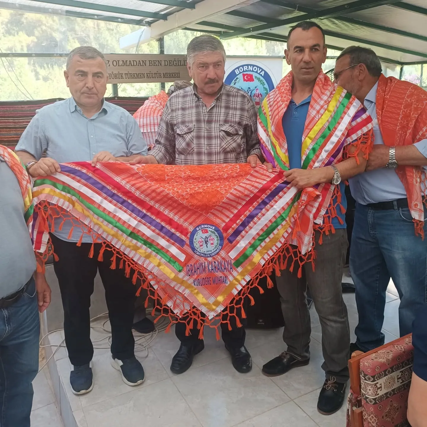 Yeni seçilen Muhtarlarımıza yağlıklarını takdim ettik. Sayın kaymakamımız Muzaffer Şahiner…