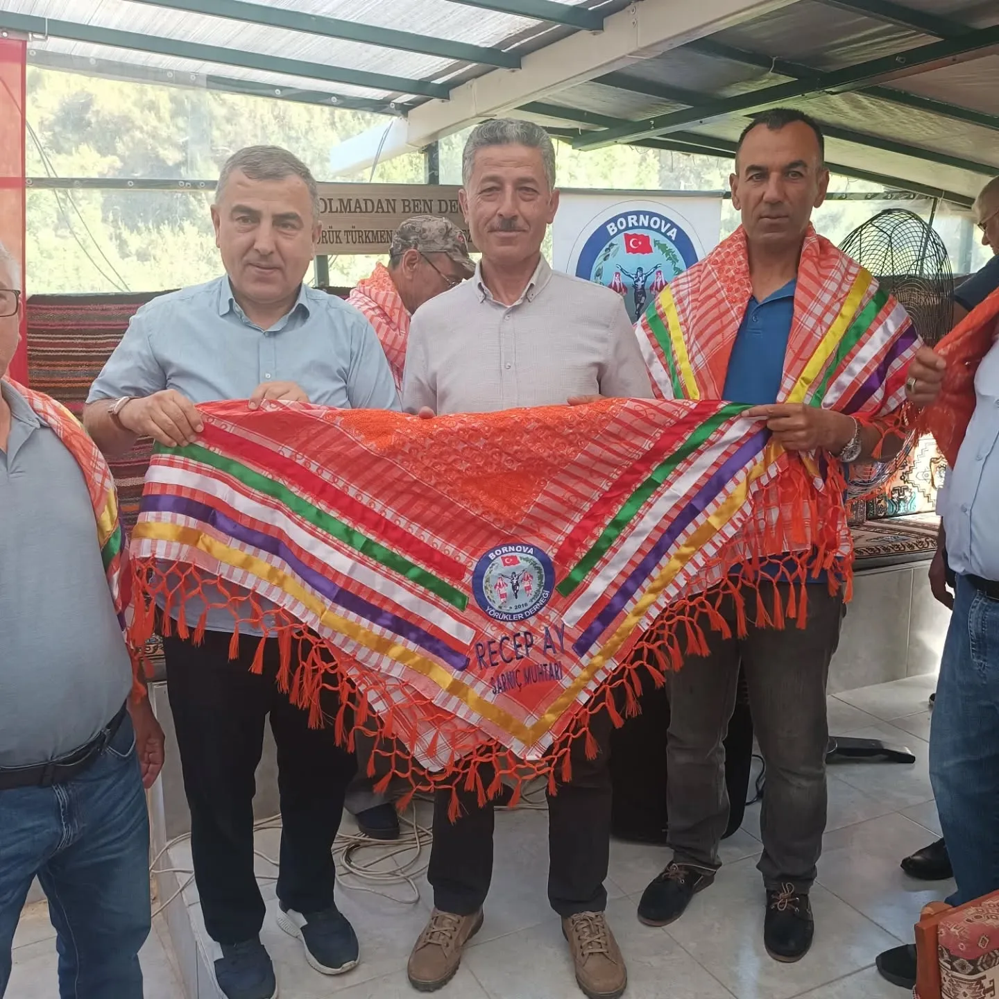 Yeni seçilen Muhtarlarımıza yağlıklarını takdim ettik. Sayın kaymakamımız Muzaffer Şahiner…