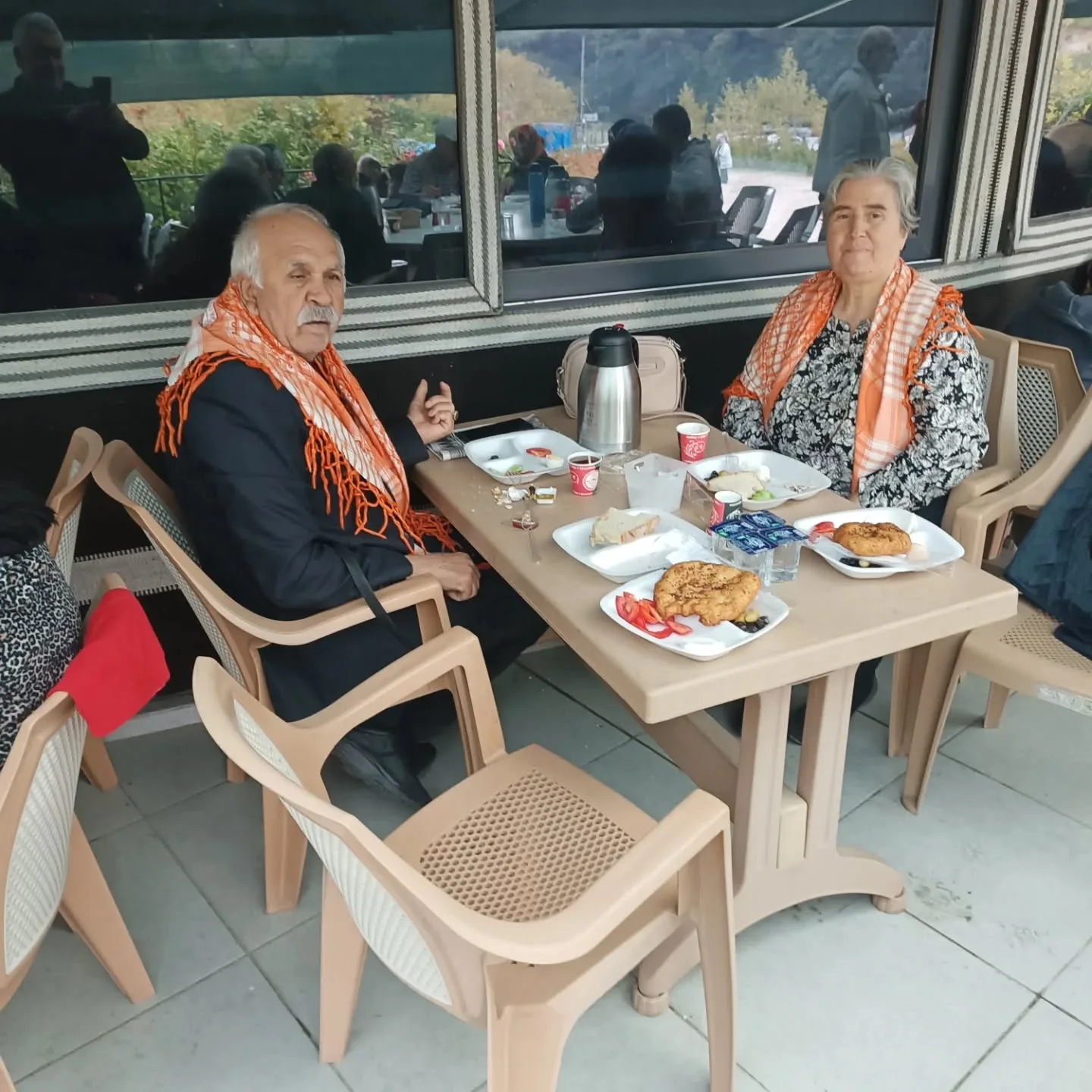 Bugün akrabalarımızla buluştuk.Yazdan kalma bir havada keyifli muhabbetler yapıldı . Hasre…