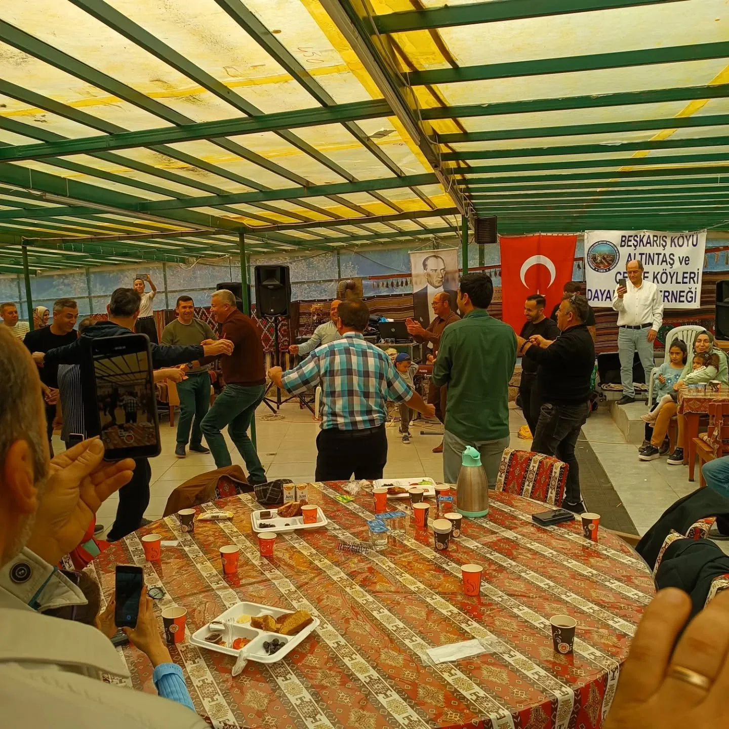Kütahya Beş karış ve Altıntaş köyleri derneği kahvaltıda buluştu. Güzel havada sıcak muhab…