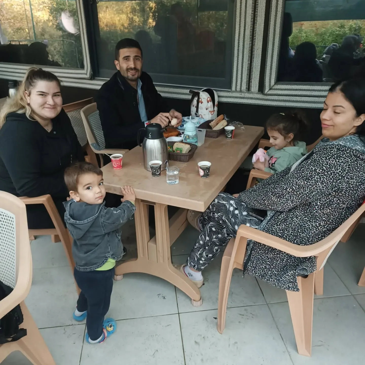 Bugün akrabalarımızla buluştuk.Yazdan kalma bir havada keyifli muhabbetler yapıldı . Hasre…