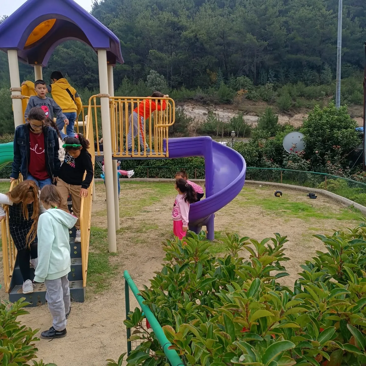 Kütahya Beş karış ve Altıntaş köyleri derneği kahvaltıda buluştu. Güzel havada sıcak muhab…
