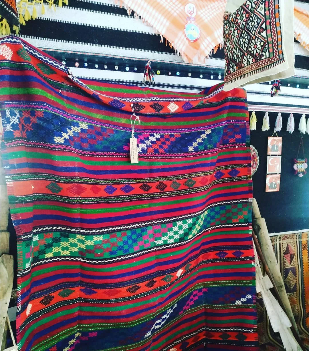 Akgedik ten Recep Uysal'ın Obamiza hediyesi Istar (kilim dokuma tezgahı)... teşekkür ederi…