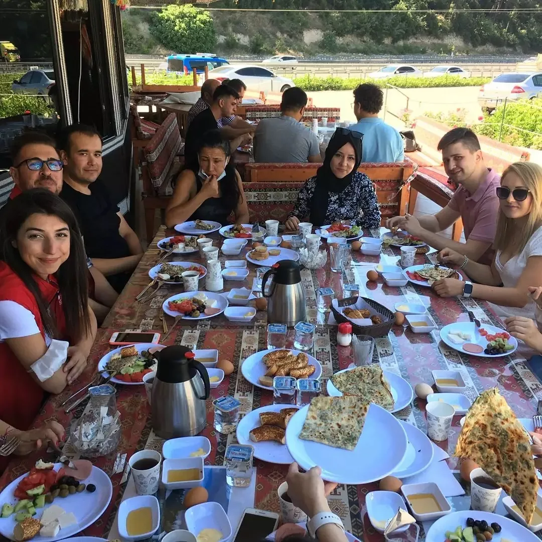 Bugün şehit ailelerimiz ile gazilerimizi misafir etmekten onur duyduk.. İzmir aile ve çalı…