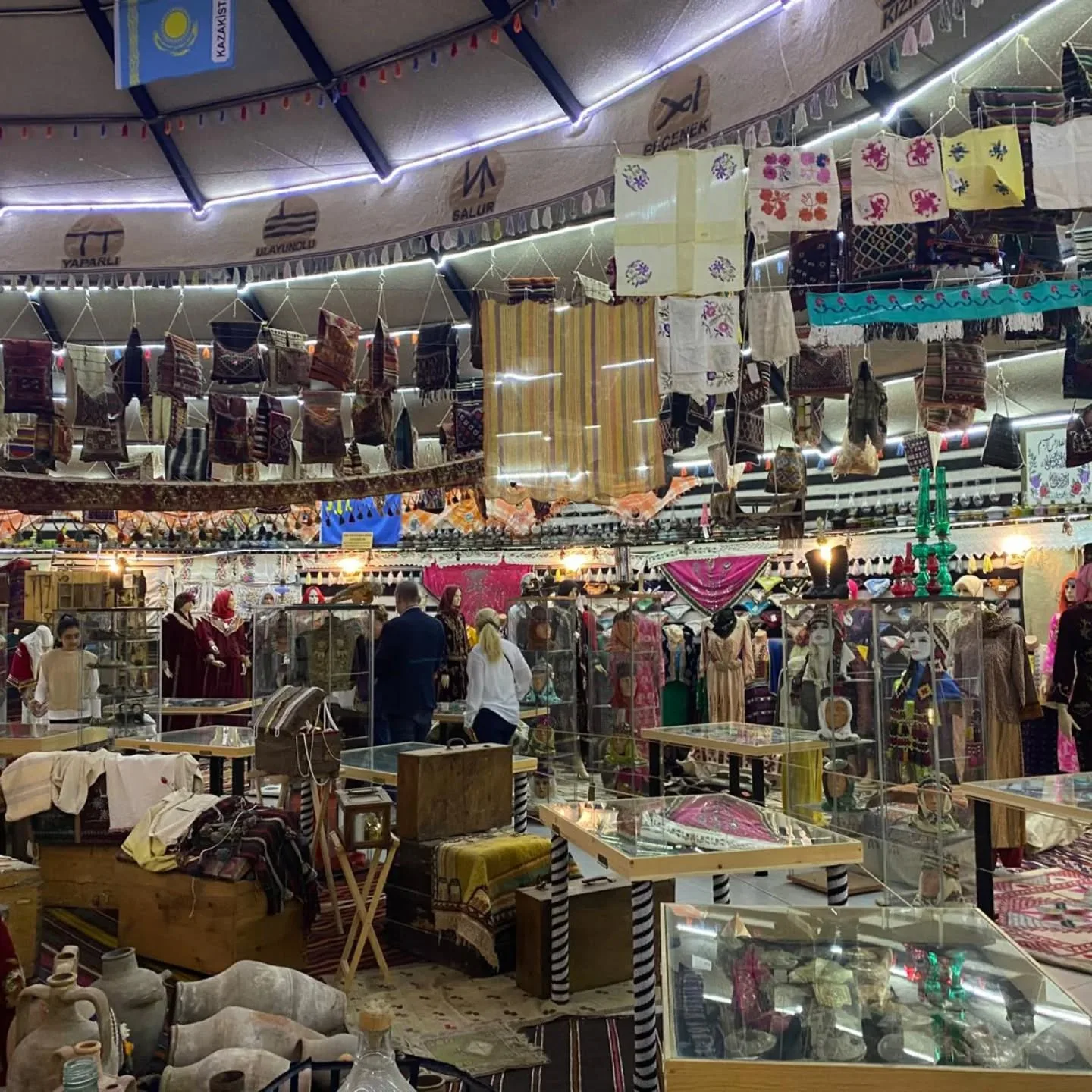 Bornova Gençlik merkezi Eğitimcileri ve yöneticileri Ögretmenler günü etkinliğinde OBA müz…