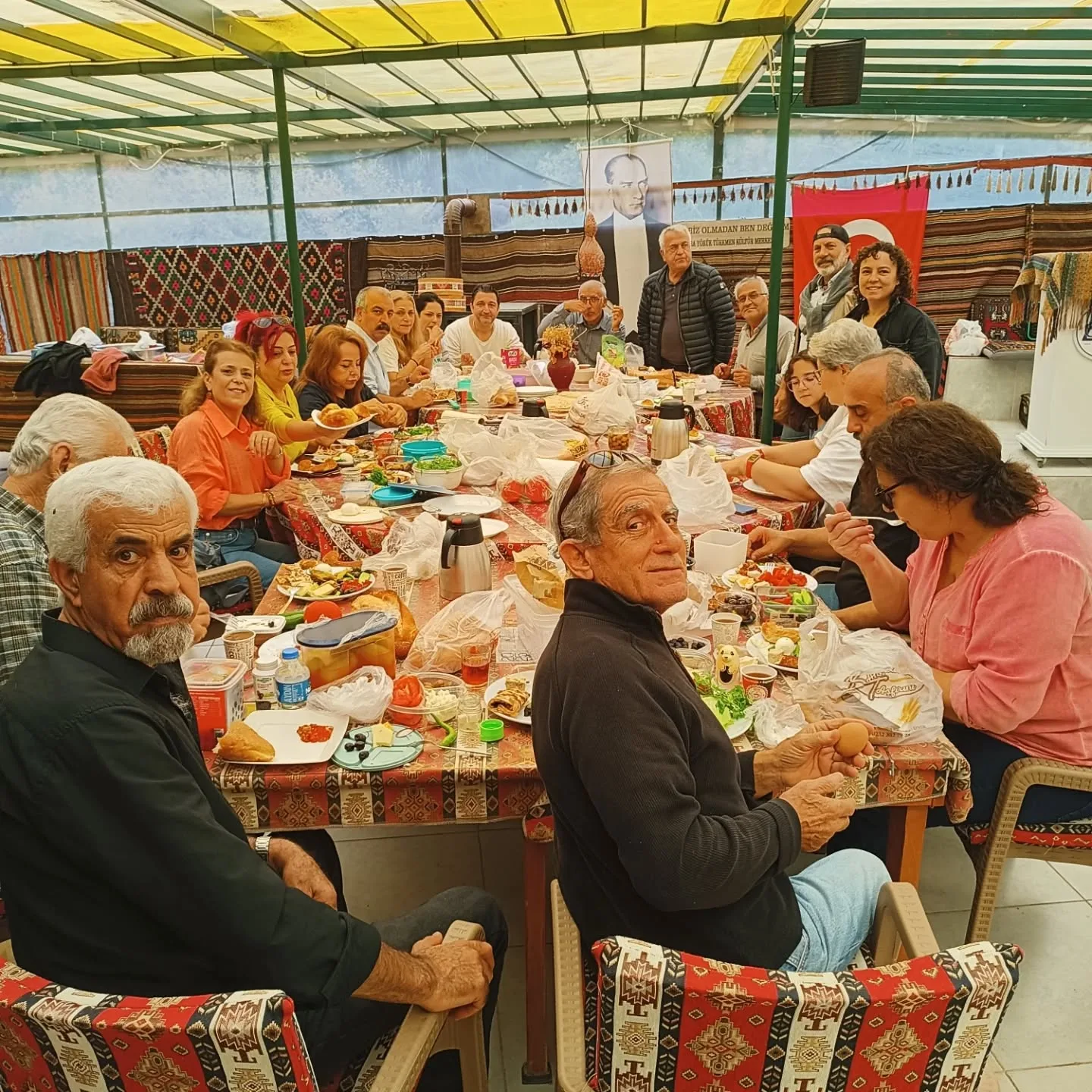 Bugün misafirlerimiz Ege aşık Veysel derneği. Kendilerine ziyaretlerinden ve sıcak muhabbe…
