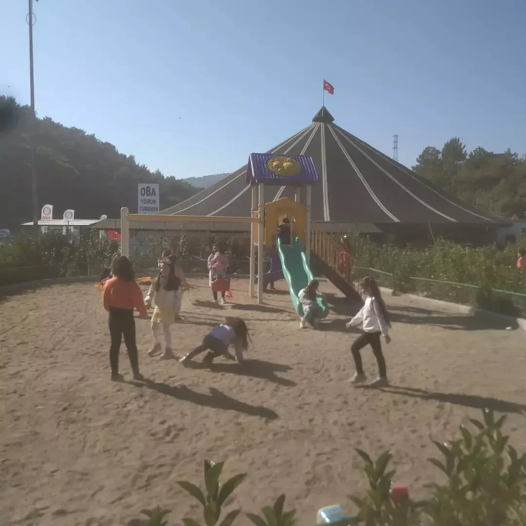 Bugün misafirlerimiz Nuri Oz ilköğretim okulu  3D sınıfı öğrencileri ve velileri