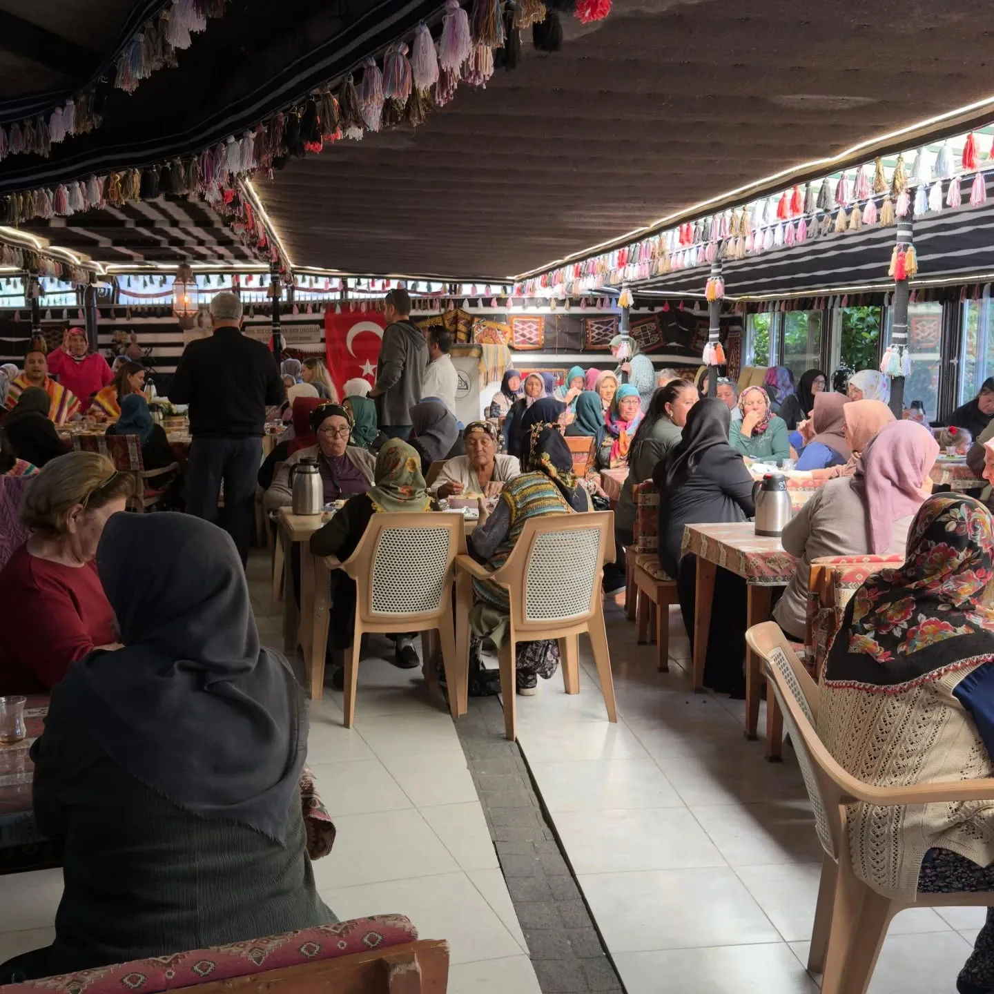 Bornova Belediyesinin düzenlediği organizasyon ile 65yaş üstü çınarlarımızı anneler günü e…