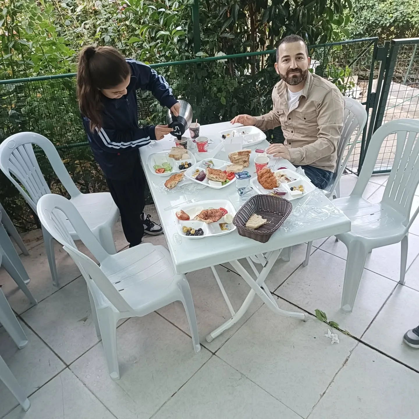 Bugün akrabalarımızla buluştuk.Yazdan kalma bir havada keyifli muhabbetler yapıldı . Hasre…