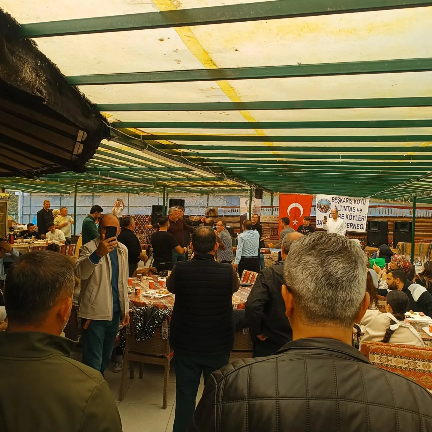 Kütahya Beş karış ve Altıntaş köyleri derneği kahvaltıda buluştu. Güzel havada sıcak muhab…