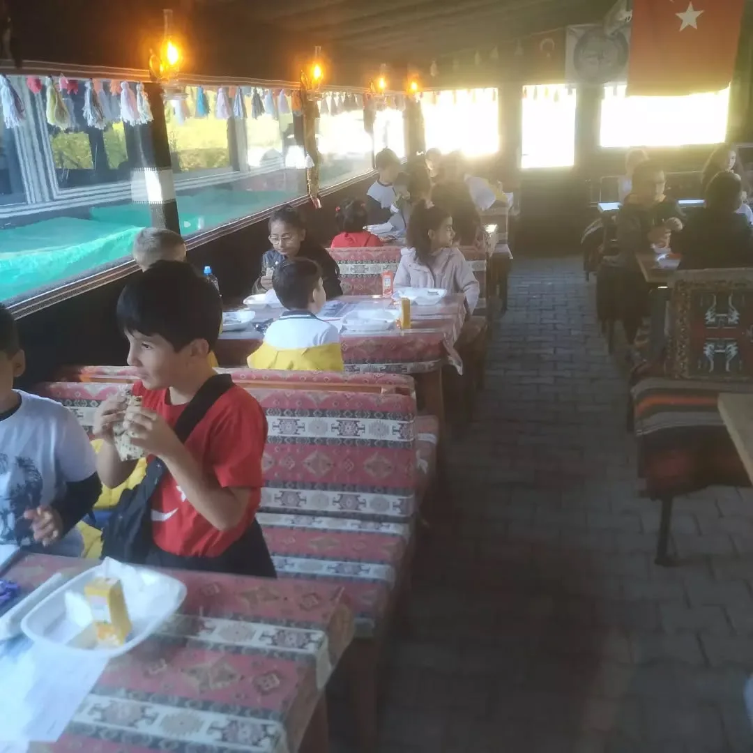 Bugün konuklarımız Zehra Hanım ilköğretim okulu 2A sınıfı..