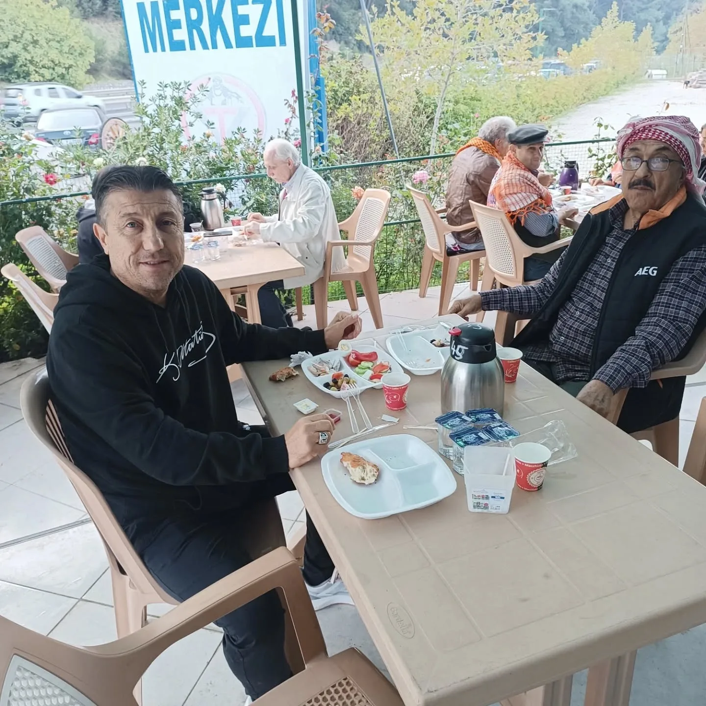 Bugün akrabalarımızla buluştuk.Yazdan kalma bir havada keyifli muhabbetler yapıldı . Hasre…