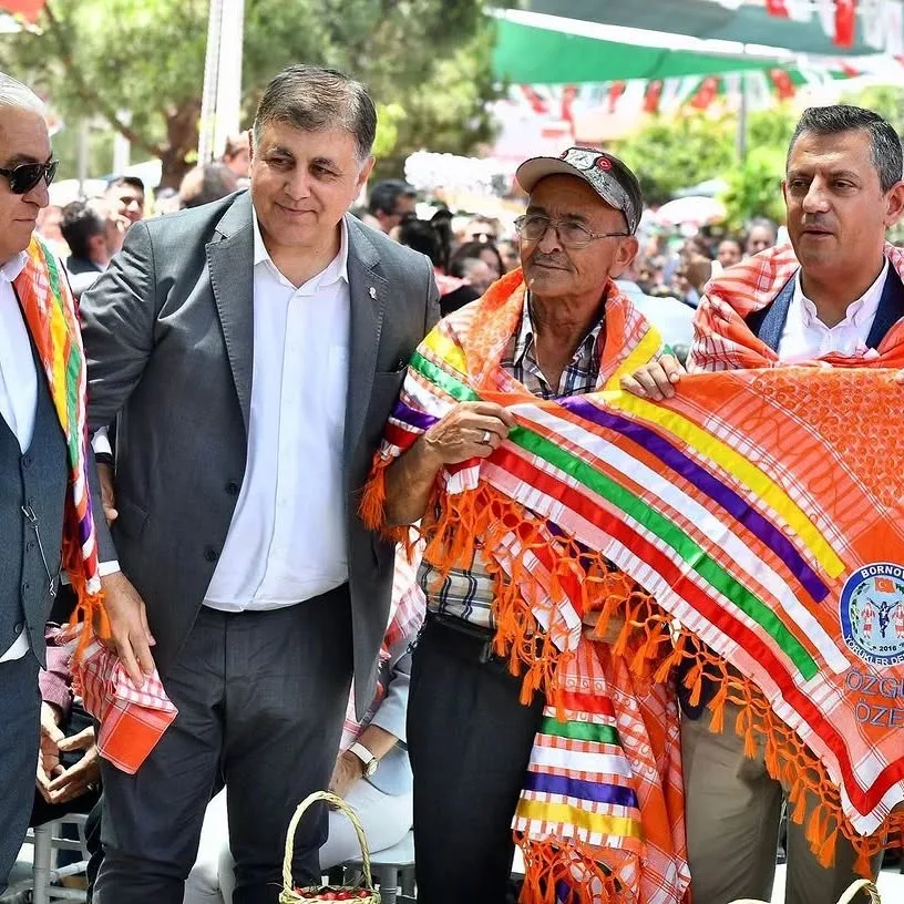Beşyol kiraz festivalinde Sayın Özgür Özel Sayın Cemil Tugay ve Sayin Ömer Eşkiye yağlık t…