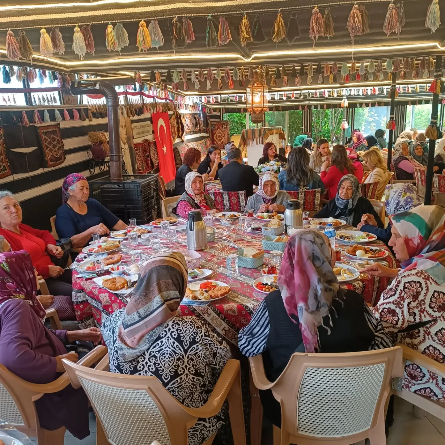 Bornova Belediyesinin düzenlediği organizasyon ile 65yaş üstü çınarlarımızı anneler günü e…