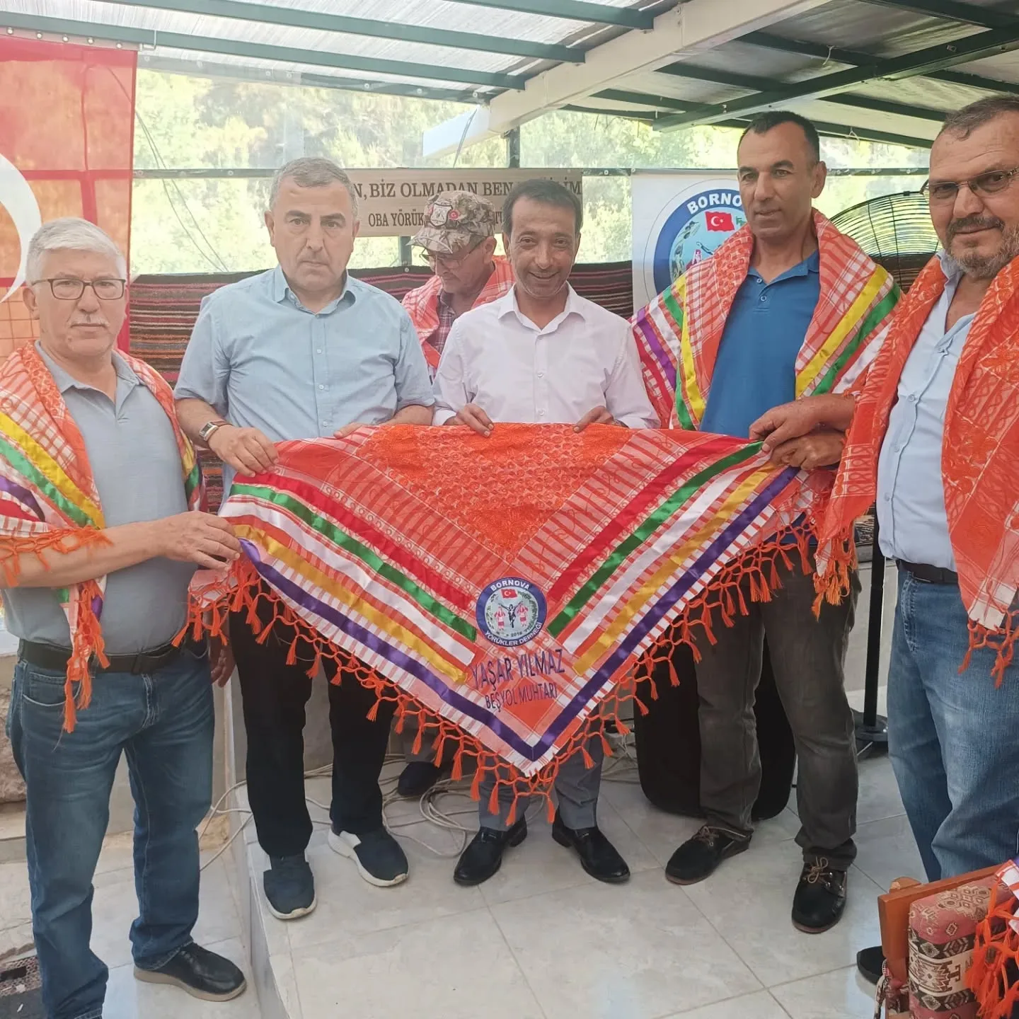 Yeni seçilen Muhtarlarımıza yağlıklarını takdim ettik. Sayın kaymakamımız Muzaffer Şahiner…