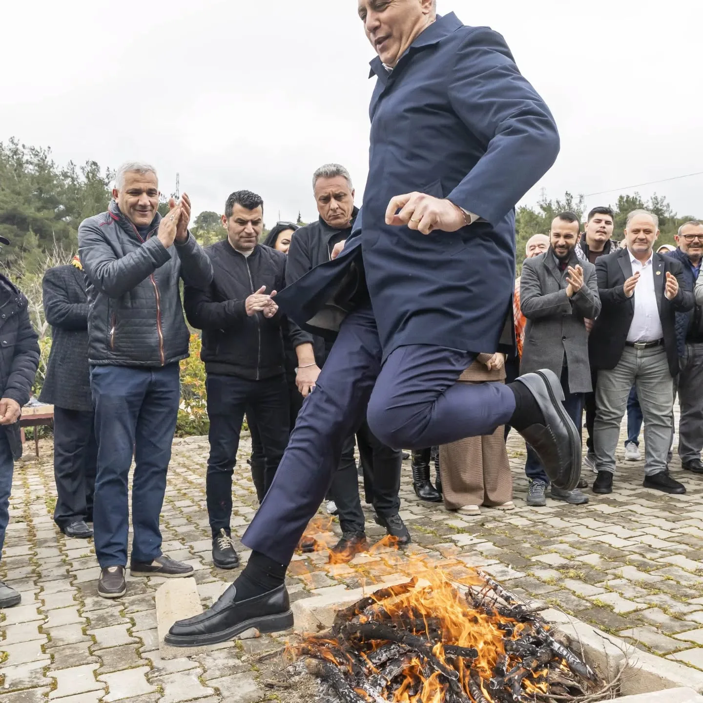 Nevruz etkinliğimizde demir dövdük ateşten atladık eğlendik. baharın gelişini Neşe içinde…