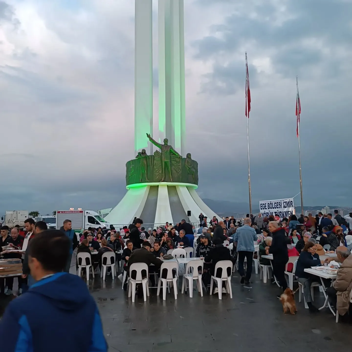 Ege Bölgesi İzmir Yörük Türkmen Federasyonu olarak Karşıyaka Anayasa Meydanindaki iftar ye…