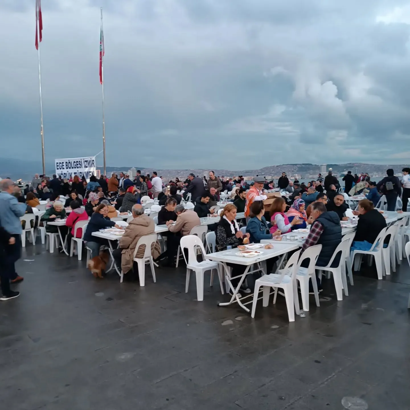 Ege Bölgesi İzmir Yörük Türkmen Federasyonu olarak Karşıyaka Anayasa Meydanindaki iftar ye…