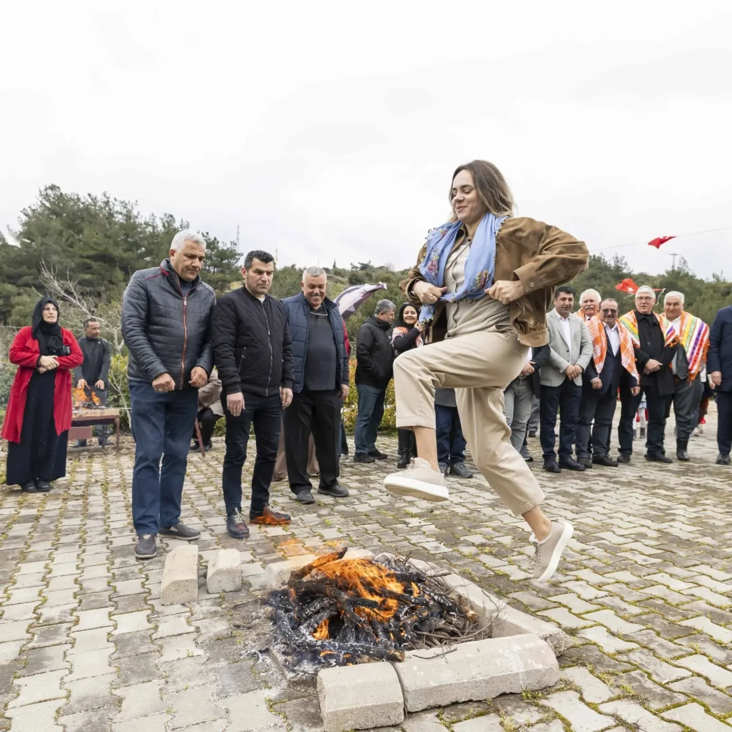 Nevruz etkinliğimizde demir dövdük ateşten atladık eğlendik. baharın gelişini Neşe içinde…