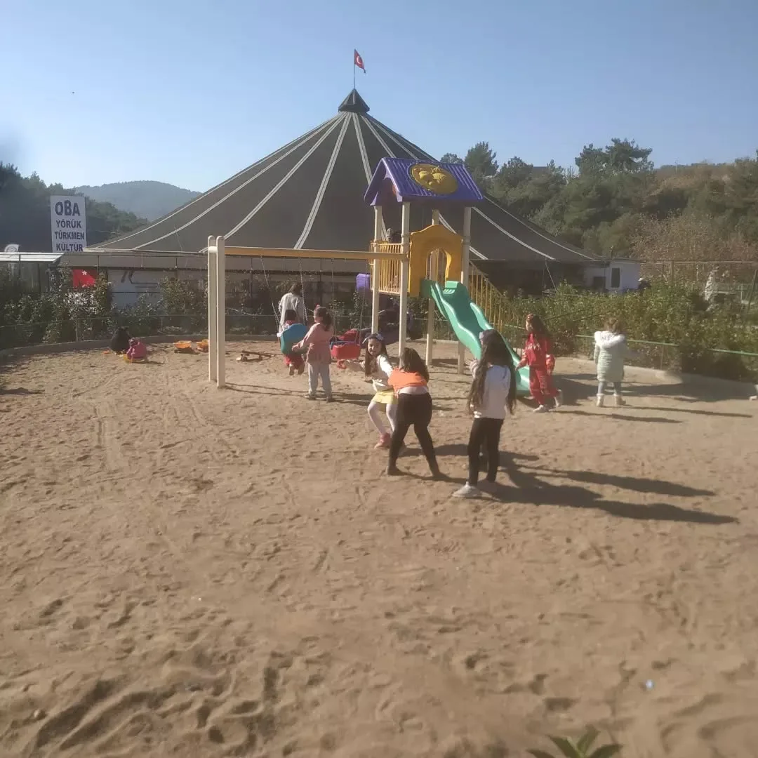 Bugün misafirlerimiz Nuri Oz ilköğretim okulu  3D sınıfı öğrencileri ve velileri