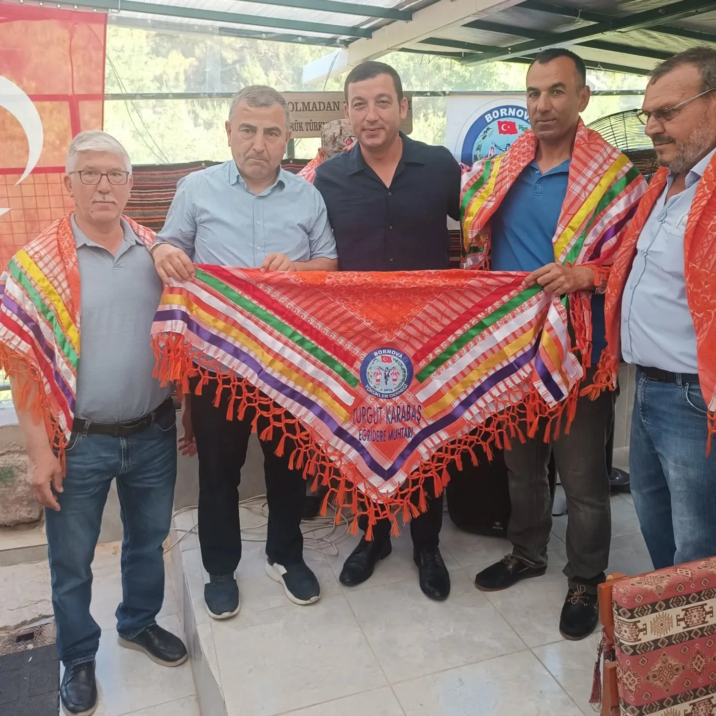 Yeni seçilen Muhtarlarımıza yağlıklarını takdim ettik. Sayın kaymakamımız Muzaffer Şahiner…
