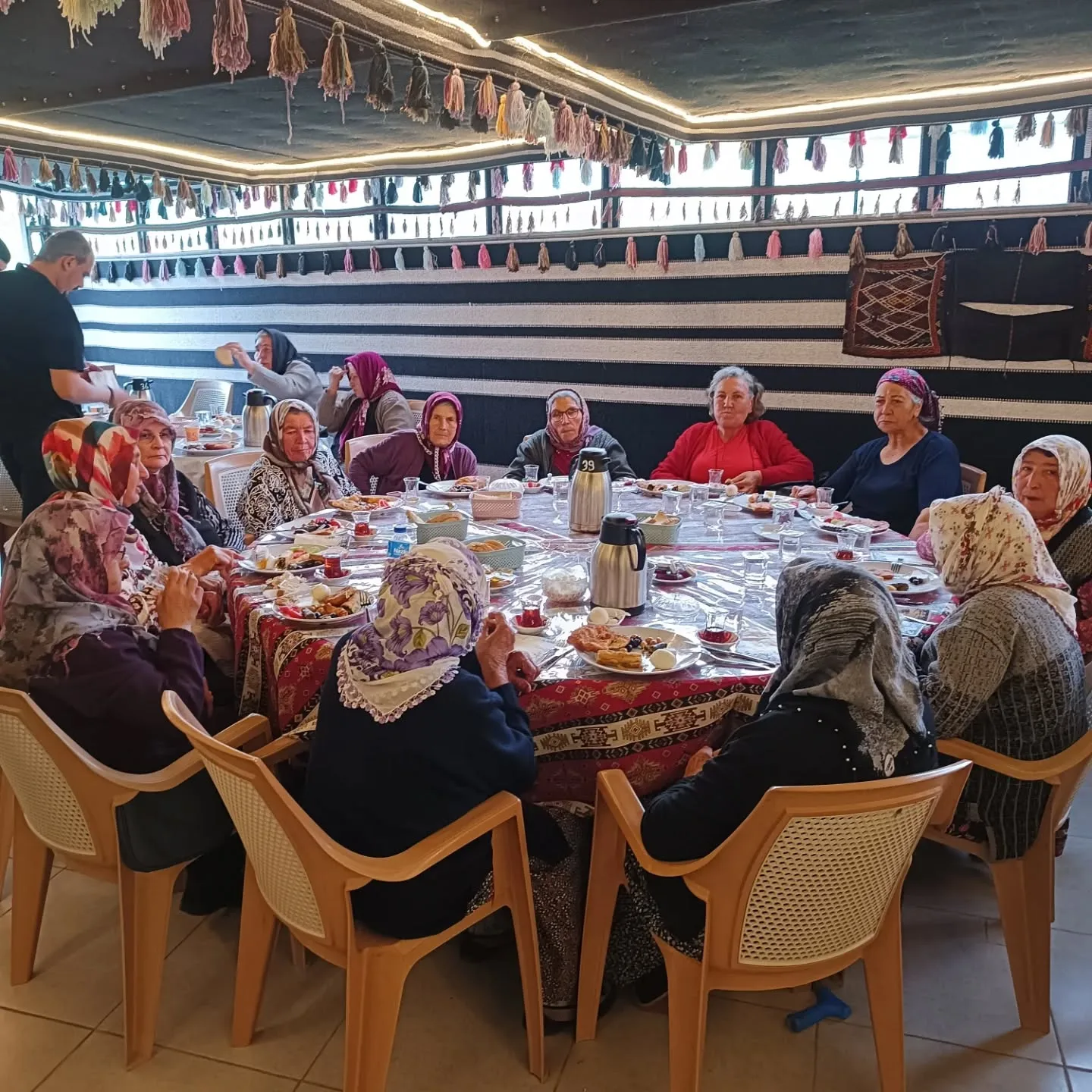 Bornova Belediyesinin düzenlediği organizasyon ile 65yaş üstü çınarlarımızı anneler günü e…