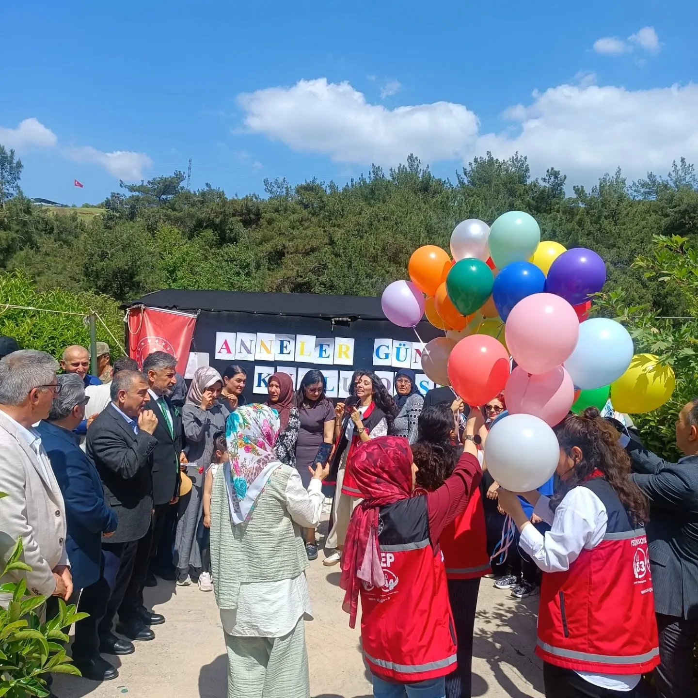 Kaymakam Muzaffer Şahiner, İzmir Aile ve Sosyal Hizmetler İl Müdürü Abdullah Kömürcüoğlu,…