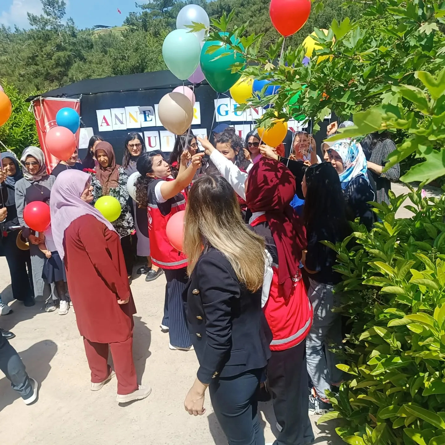Kaymakam Muzaffer Şahiner, İzmir Aile ve Sosyal Hizmetler İl Müdürü Abdullah Kömürcüoğlu,…
