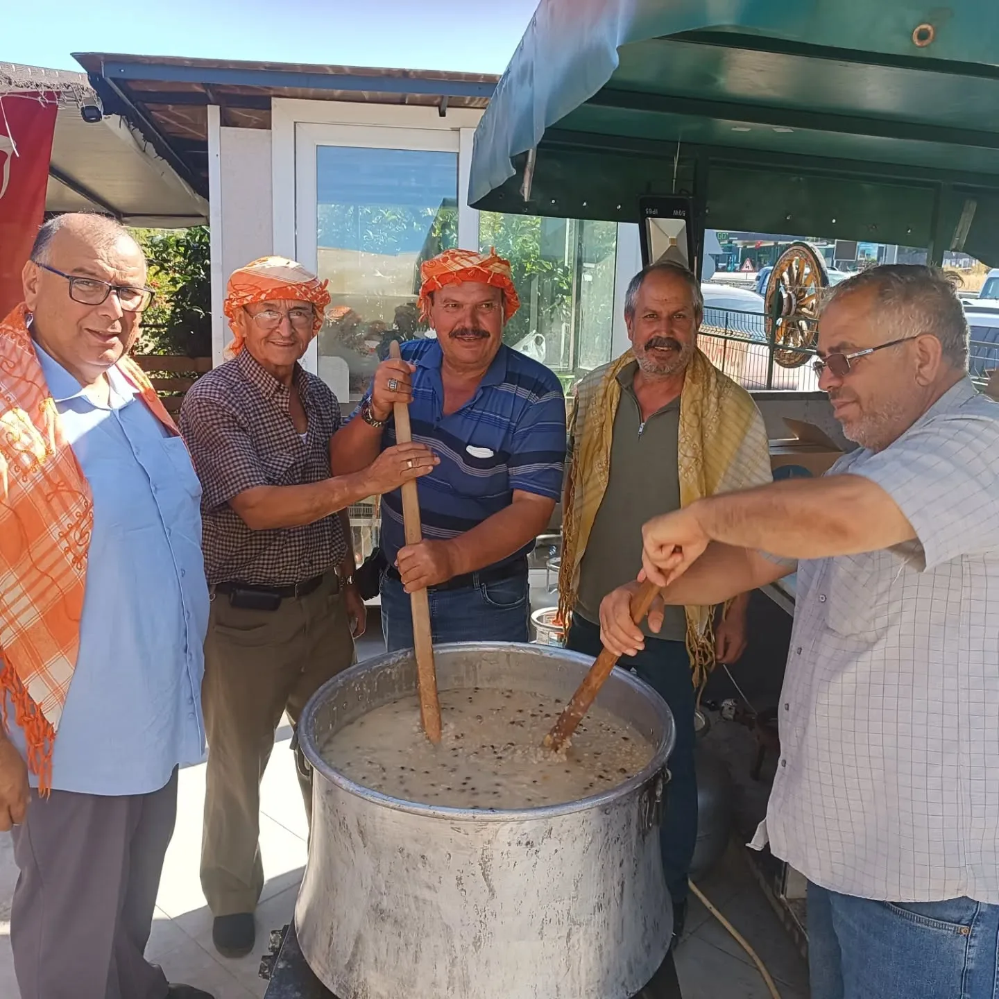 Geleneksel aylık kahvaltı ve aşure etkinliğimizi hep beraber yaptık katılım sağlayan akrab…