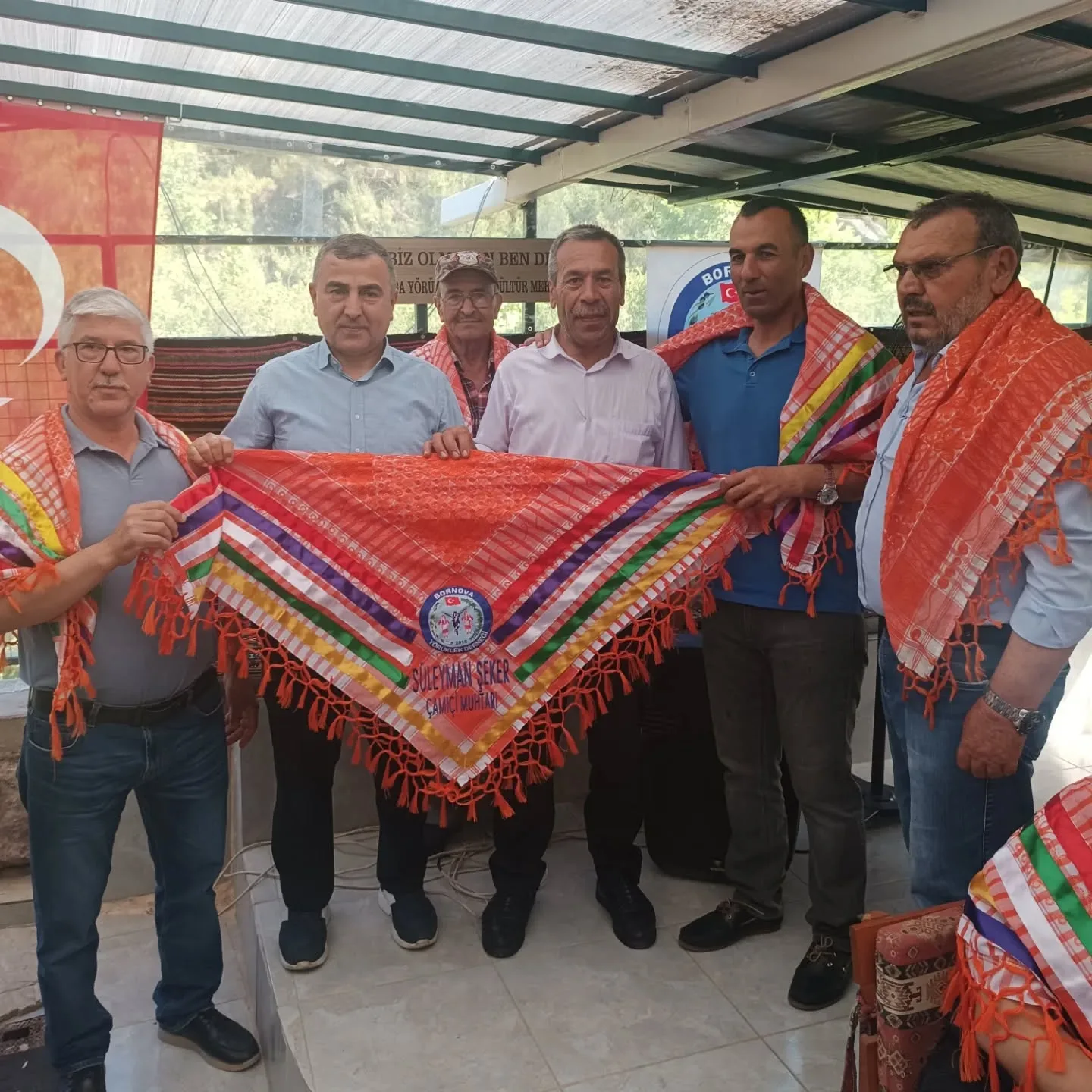 Yeni seçilen Muhtarlarımıza yağlıklarını takdim ettik. Sayın kaymakamımız Muzaffer Şahiner…