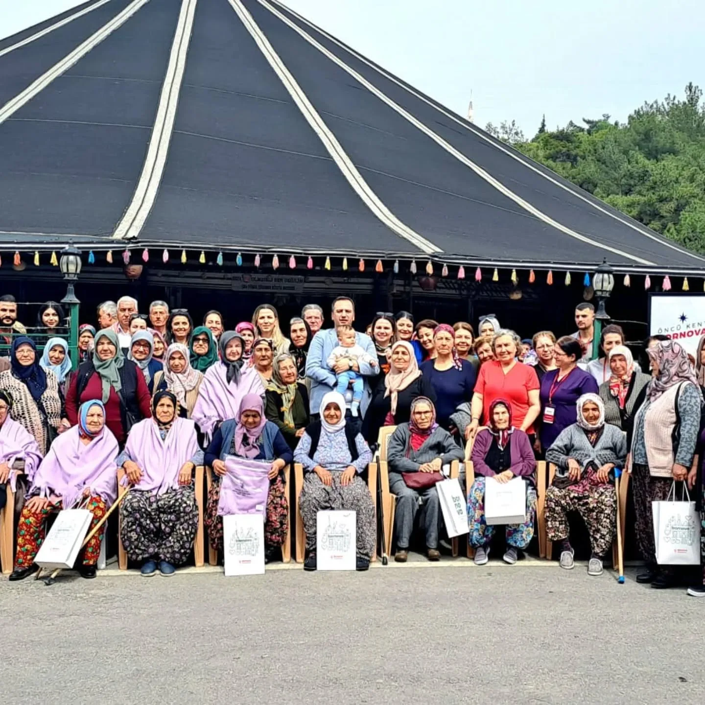 Bornova Belediyesinin düzenlediği organizasyon ile 65yaş üstü çınarlarımızı anneler günü e…